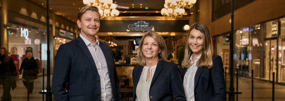 Tillträdande förvaltningschef Jesper Berglund, Nordstans vd Helena Lindqvist och Sanna Dahl som är blivande marknadschef.