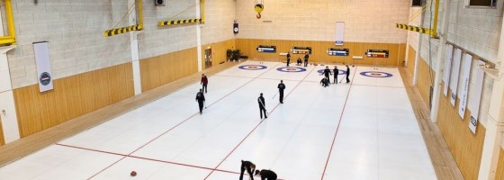 Göteborgs curlingklubb letar mark för en ny curlinghall då den nuvarande på Lindholmen med fyra banor är för liten för att tillgodose efterfrågan.