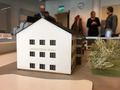 Modell av den föreslagna skolan i Lindbacken.