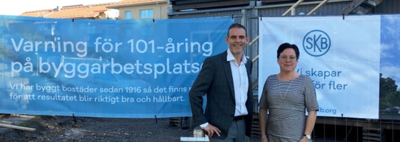 SKB:s finanschef Joakim Wernersson och vd Eva Nordström vid nybyggnationen i Bromma.
