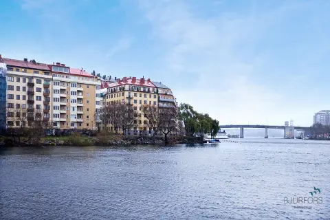 Köper för 40 000 kronor per kvadratmeter