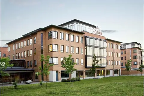 Mengus säljer Solna One