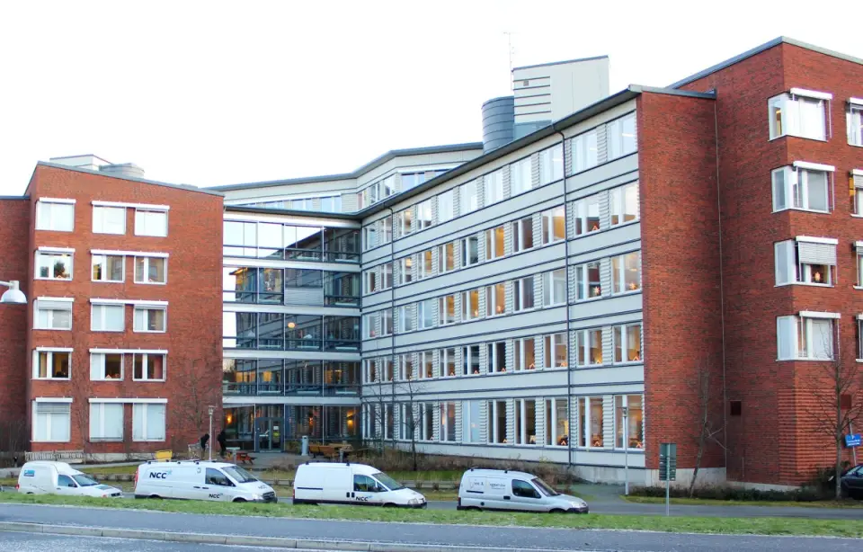 Byggjätte köper 
loss sitt huvudkontor