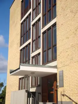 Brostaden hyr ut sitt tidigare huvudkontor