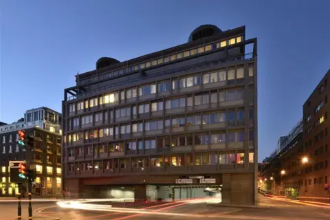 Tysk fond säljer för 300 
miljoner i centrala Stockholm