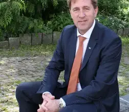 Han efterträder Hans Lander på Stångåstaden