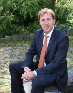 Han efterträder Hans Lander på Stångåstaden