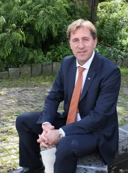 Han efterträder Hans Lander på Stångåstaden