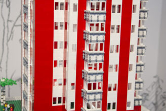 Stefan Holm bygger NCC-hus – i lego