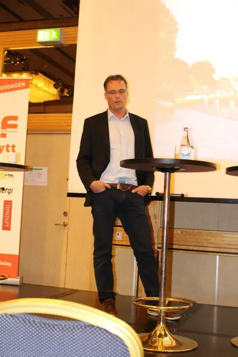 Serneke vill sänka bygglönerna