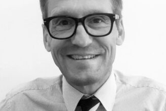 Clas Hjorth på tre stolar: ”Många kvällar och helger”