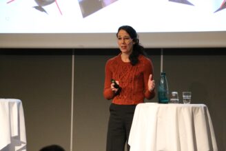 ”Målar snabbt en svart bild”
