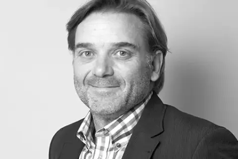 Därför går han till det utskällda bolaget