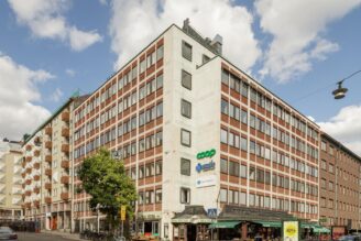 Eric Douglas köper kontorshus på Östermalm