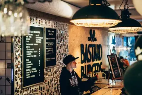 Wallenstam fyller upp jättekåk med het uppstickare