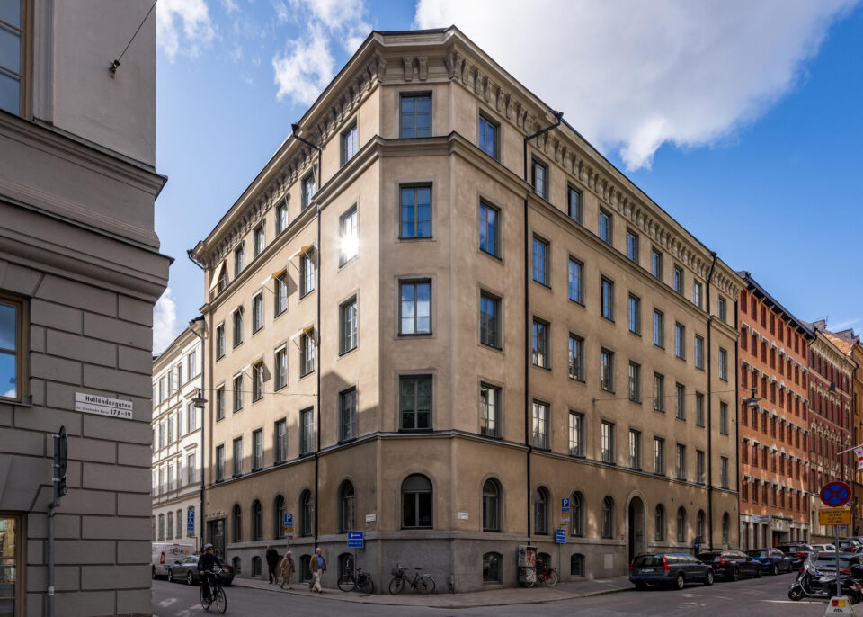 Vasakronan säljer i Stockholm