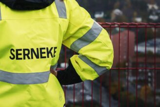 Serneke varslar cirka 100 tjänster …