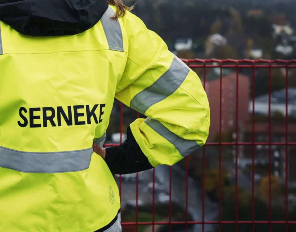 Serneke varslar cirka 100 tjänster …