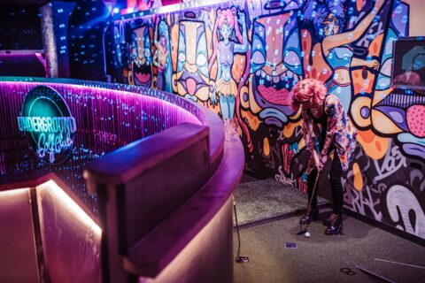 Bilderna bakom kulisserna: Så ska legendarisk rockklubb bli galen golfklubb på 1 000 kvadrat