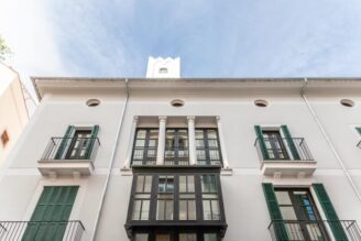 Genova avyttrar två hotellfastigheter på Mallorca