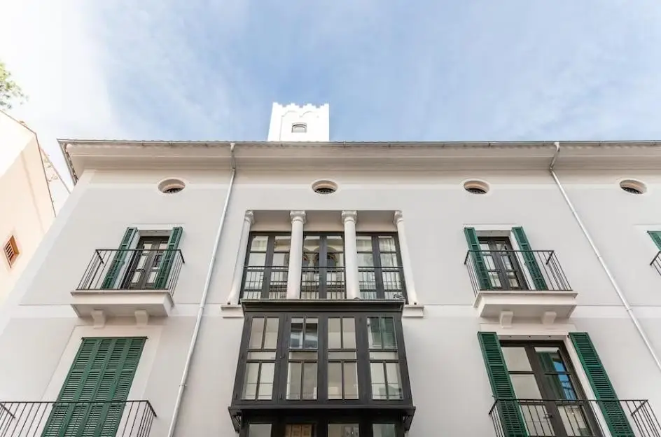 Genova avyttrar två hotellfastigheter på Mallorca