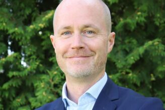 ”Balanserar fokus mellan människor och affärer”