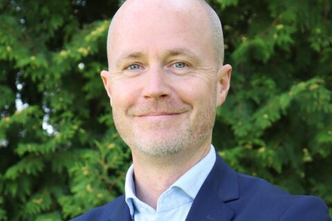 ”Balanserar fokus mellan människor och affärer”