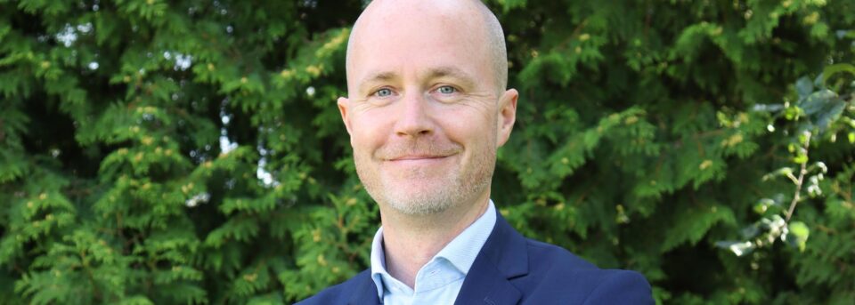 ”Balanserar fokus mellan människor och affärer”