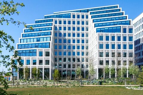 Riksbyggen flyttar in hos Skanska