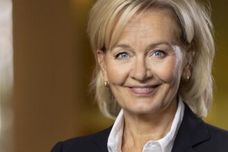 Carina Åkerström hoppar av styrelsenominering i Platzer