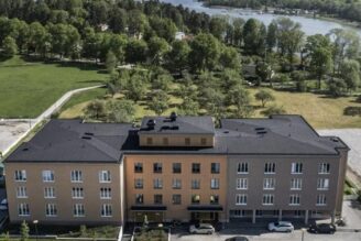 Heba både köper och säljer