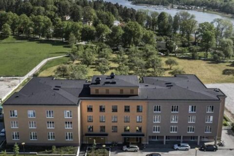 Heba både köper och säljer