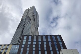 Över hundra tomma lägenheter i Karlatornet