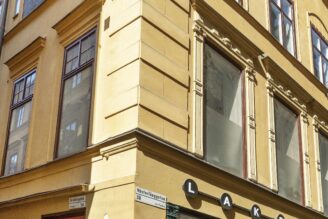 Åke Sundvall säljer fastighet i Gamla stan