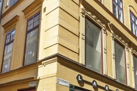 Åke Sundvall säljer fastighet i Gamla stan