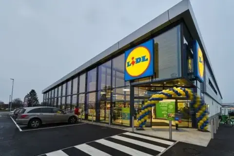 Lågpriskedjorna i affär om 5 000 kvadratmeter