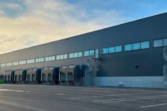 SLP köper för 1,4 miljarder av Barings
