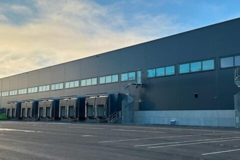 SLP köper för 1,4 miljarder av Barings