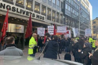 Byggnadsarbetare demonstrerar utanför Svenskt Näringslivs kontor