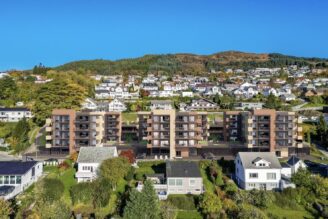 …och bygger bostäder i Ulsteinvik