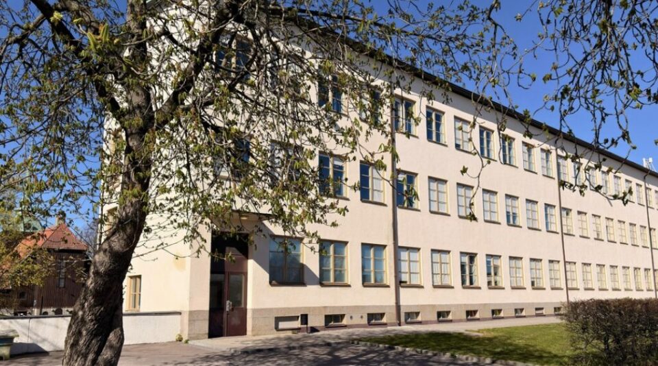 Olov Lindgren tecknar hyresavtal med Academedia