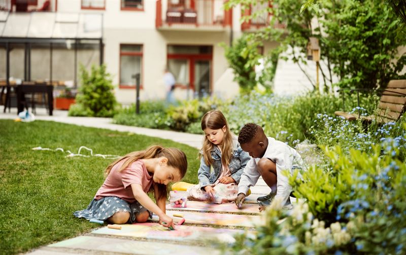 Unga och kvinnor minst trygga i sina bostadsområden
