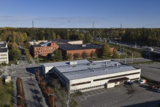 … Och tecknar tioårigt hyresavtal i Kista